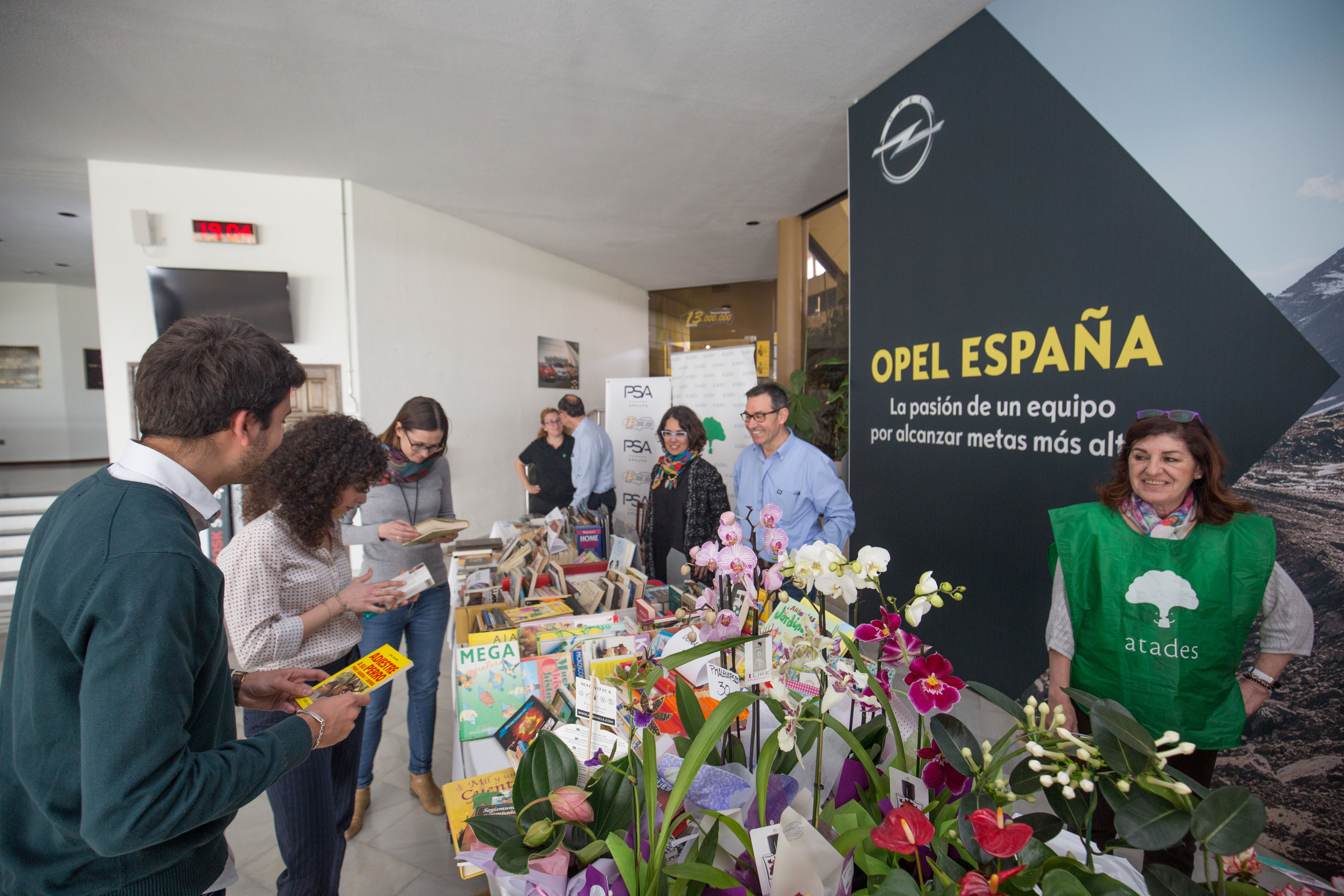 Libros y plantas en Opel España para colabrar con el proyecto Gardeniers.