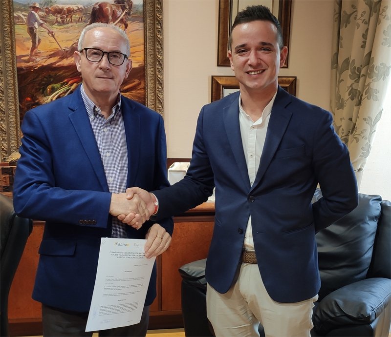 Firma con Javier Palma, gerente de Automóviles Palma